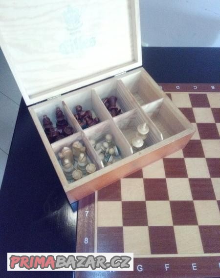 Šachový stůl
