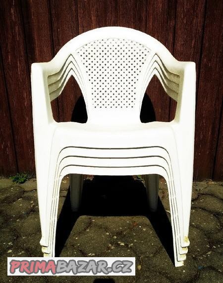 Bílá plastová židle