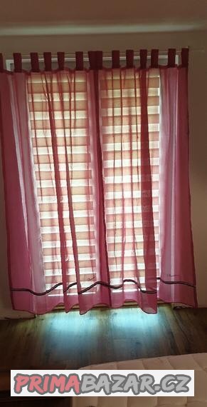 Růžové záclony