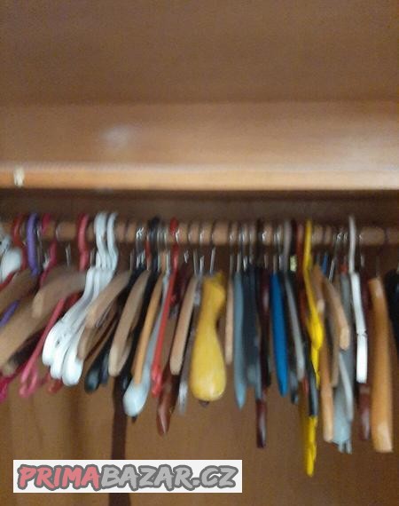 Prodam levně dřevěnou skříň trojdilnou