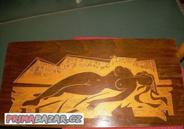 staré obrazy v rámech