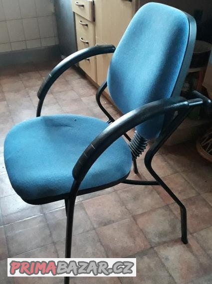 kresla-dve-ale-i-jednotlive-zachovala-pouzita