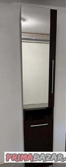 Koupelnová skříň se zrcadlem a košem na prádlo