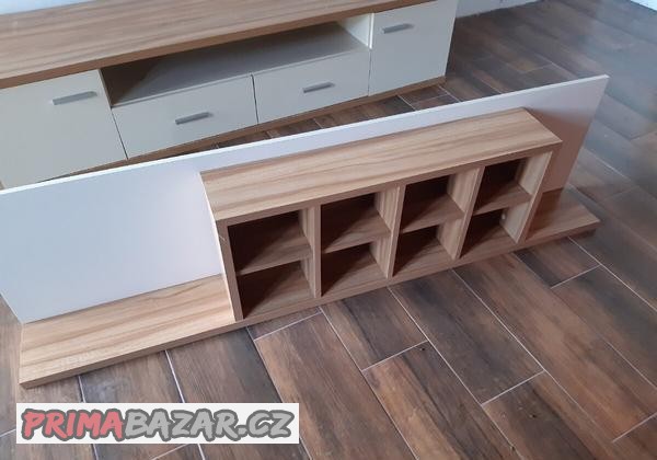 stolek-pod-televizi-s-polickami