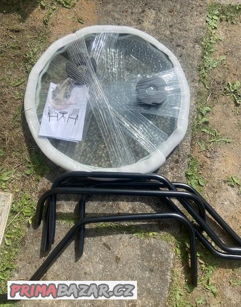 Kovový stolek na zahradu