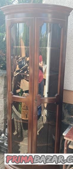 Prodám zachovalou prosklenou skříň