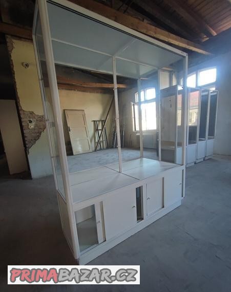 vitrina-s-odkladacimi-prihradkami