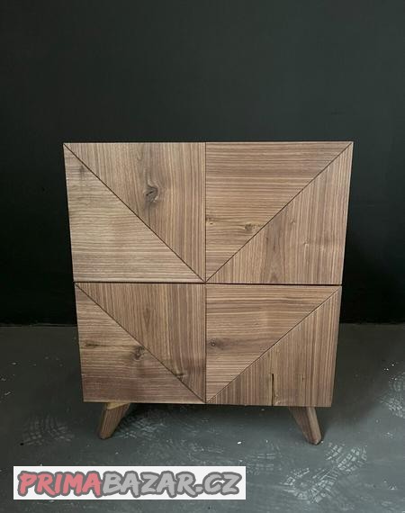 nocni-stolek-z-americkeho-orechu