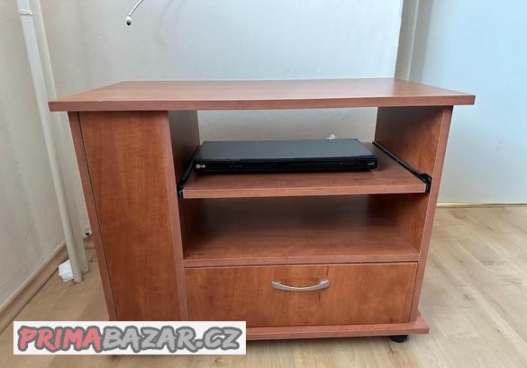 tv-stolek-na-koleckach-a-nastenna-police