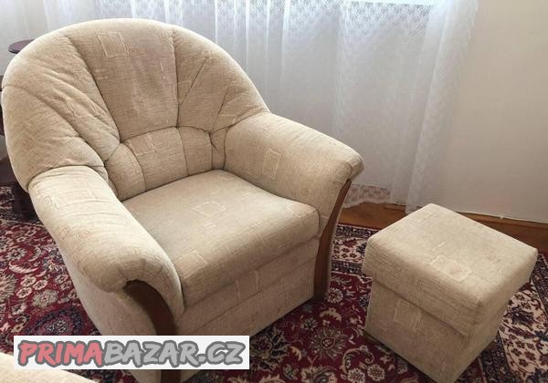 sedaci-souprava-s-drevenymi-prvky-gauc-kresla-taburet