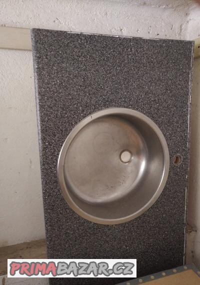 kuchynska-pracovni-deska-s-nerezovym-drezem