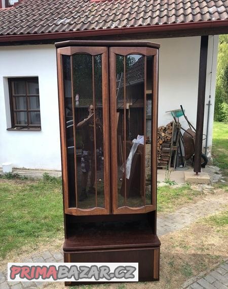 prosklena-skrin-s-osvetlenim