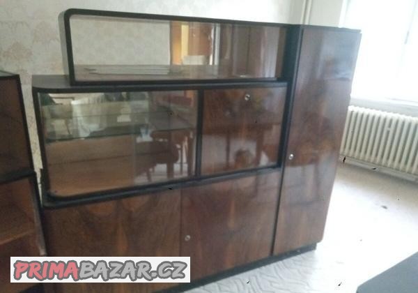 starozitna-masivni-obyvaci-komoda