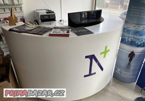 Stůl do recepce - Corian