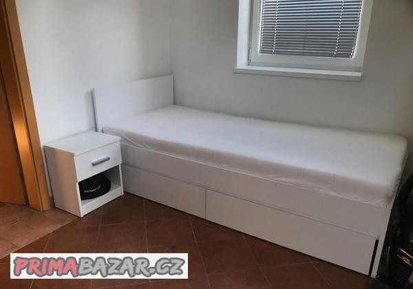 postel-s-rostem-i-matraci-ulozny-prostor-stolek