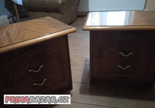 Prodám 2kusy malých stolků a jede konferenční