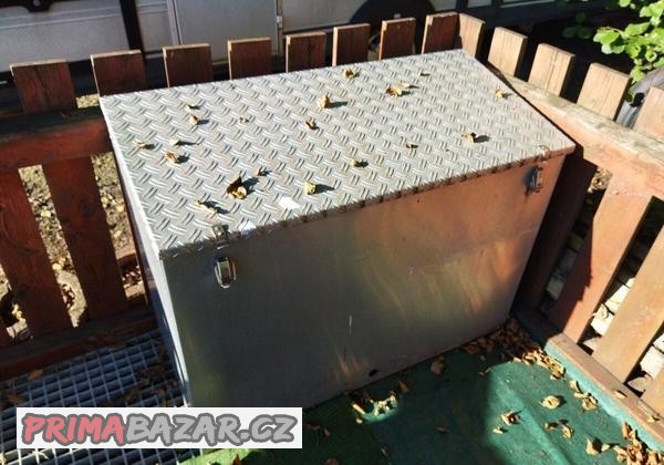 antikoro-truhla-na-zahradu-karavan