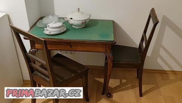 starozitny-stul-se-4-zidlemi