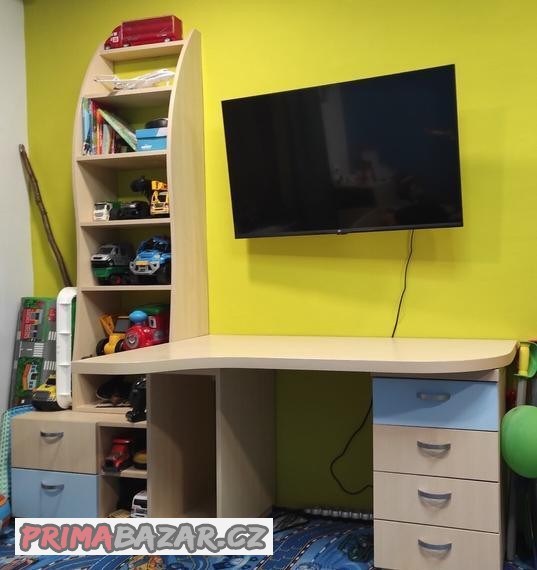 psaci-stul-a-policky