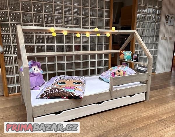 nova-domeckova-postel-s-polickami-a-rostem