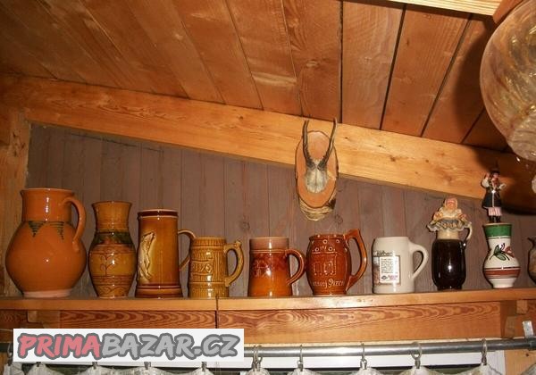 sada-dzbanku-lampy-stojany-a-dalsi