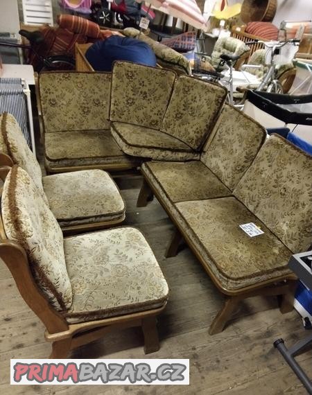 rustikalni-polstrovana-rohova-lavice-dve-zidle