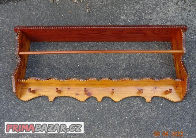 vyrezavana-drevena-policka-na-talire-a-hrnky