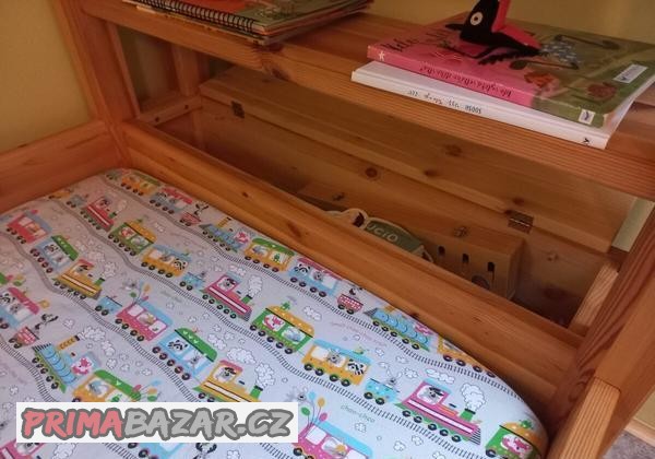 postel-domek-z-masivu-borovice-s-policemi-a-truhlikem