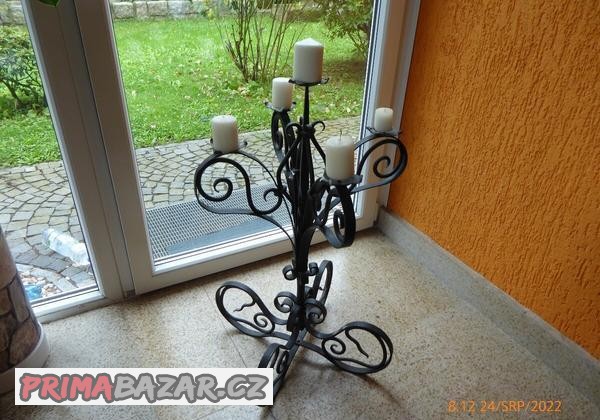 VELIKÝ PODLAHOVÝ KOVOVÝ SVÍCEN