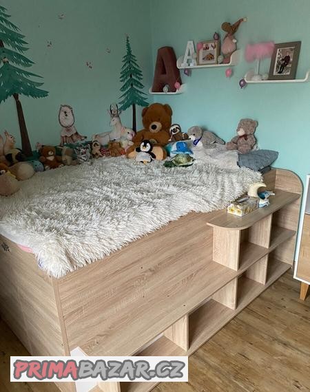 zvysena-postel-se-zvedacim-rostem-a-uloznym-prostorem