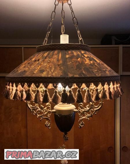 Secesní lustr. Zámecký nábytek. Kombinace materiálů.