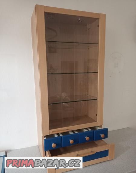 prosklena-skrinka-se-sklenenymi-polickami