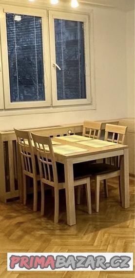 rozkladaci-jidelni-stul-se-zidlemi
