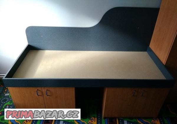 postel-jednoluzko-na-skrinich