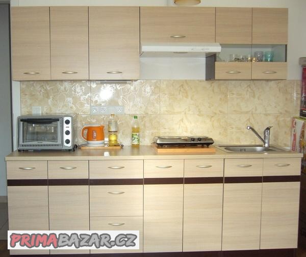 220-cm-kuchynska-linka-s-prislusenstvim