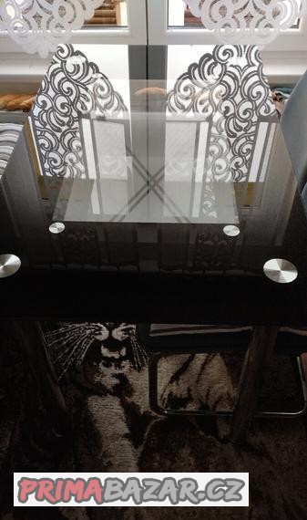 Stůl skleněný černý