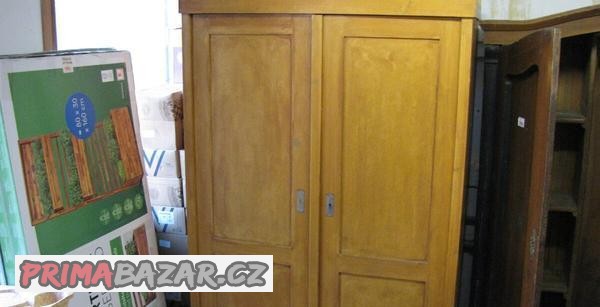 Skříě starožitné