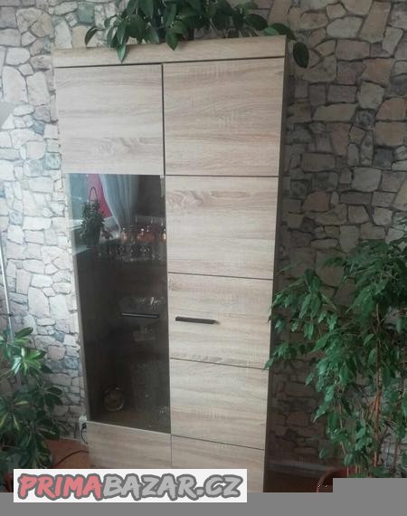 prosklena-skrin-obyvaci-sonoma-a-tv-stolek