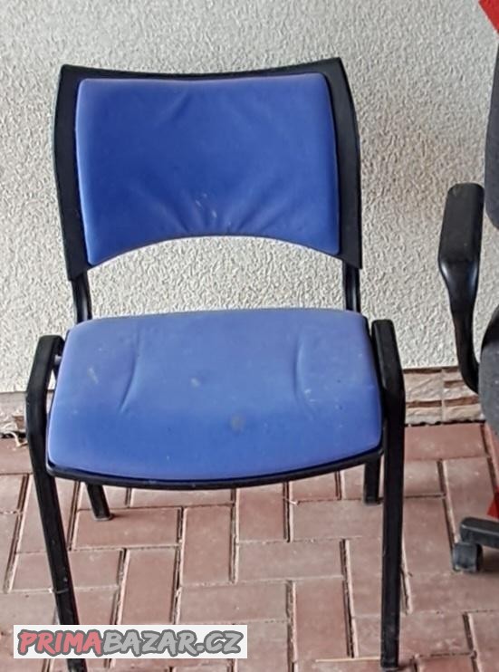 dve-ruzne-zidle