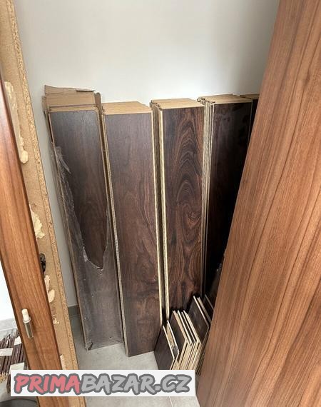 predam-hnedu-laminatovu-klik-podlahu-o-rozlohe-60m2