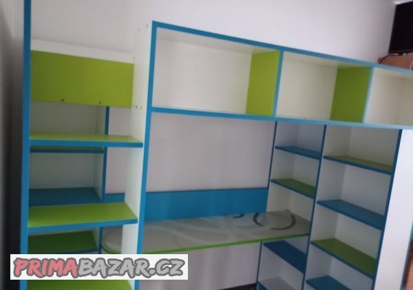 patrova-postel-s-psacim-stolem