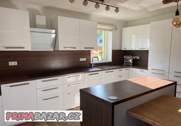 kuchynska-deska-vzor-orech-ikea