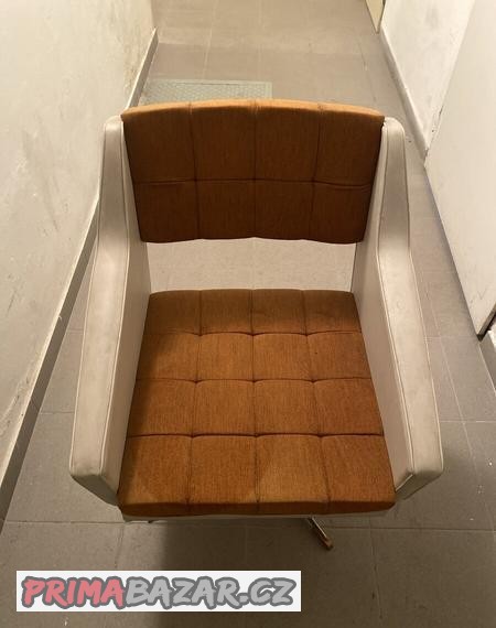 krasne-zachovale-otocne-kreslo-ze-70-let