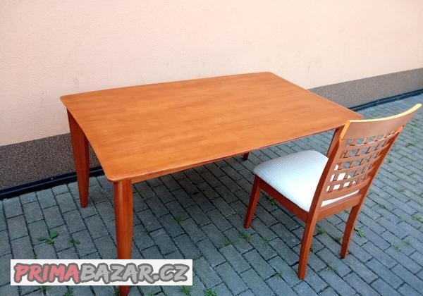 jidelni-stul-4-kusy-zidli-odstin-tresen-masiv