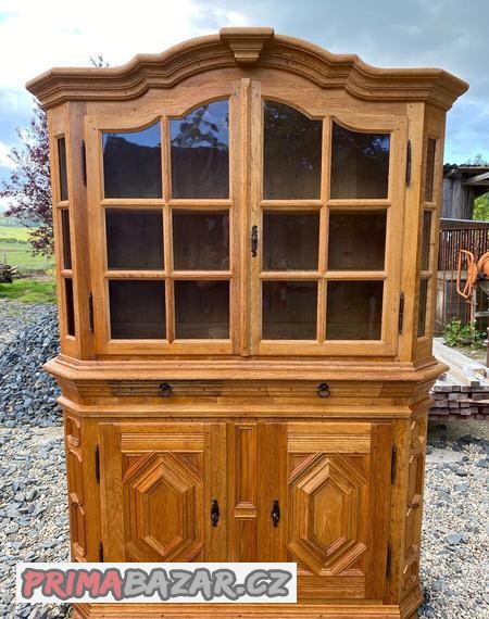 masivni-dubova-vitrina
