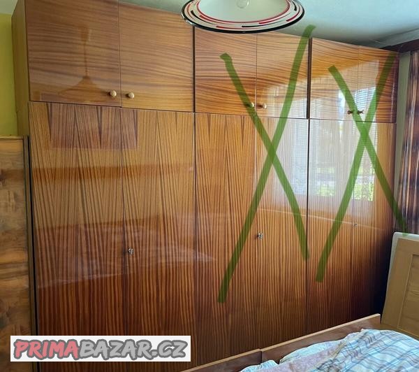 skrine-postel-2-nocni-stolky-zrcadlo-sedak