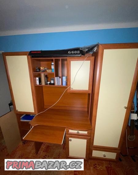 skrin-s-psacim-stolem