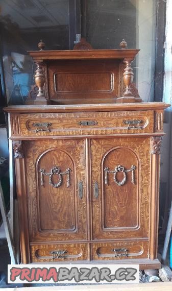 Starožitna skříň