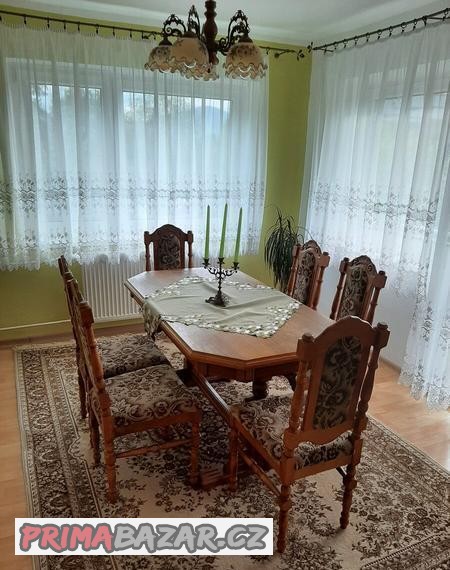 jidelni-stul-zidle-koberec