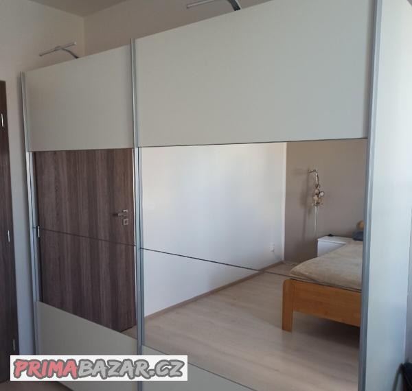 prodam-bilou-loznicovou-skrin-se-zrcadlem-jako-nova